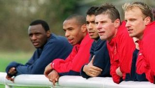 لوزني مع أساطير أرسنال هنري وفييرا وبرونكهورست وبيركامب