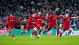 من هو الطفل الذي شارك لاعبي ليفربول التتويج بكأس الرابطة؟