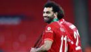 كيف احتفل محمد صلاح بكأس كاراباو؟.. 4 صور ورسالة