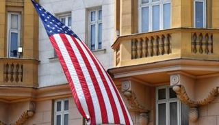 أمريكا تدعو مواطنيها إلى مغادرة روسيا.. "مضايقات محتملة"