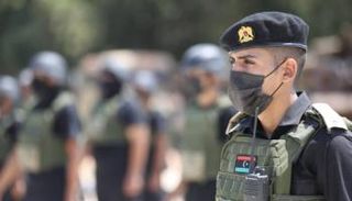 أحد عناصر الشرطة الليبية - أرشيفية