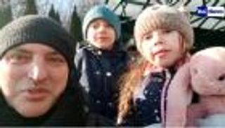 أب يحول هروبه مع ابنه من الحرب إلى لعبة.. السير من أوكرانيا إلى بولندا