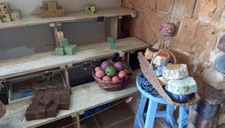 جانب من معروضات مختلفة للصابون البلدي في لبنان