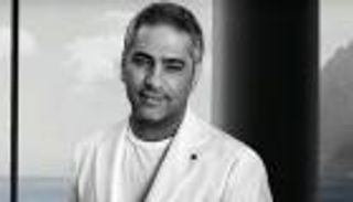 فضل شاكر يغازل جمهوره بـ"دمعة" (فيديو)