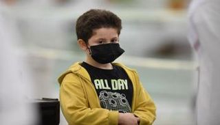طفل يصلي داخل المسجد النبوي