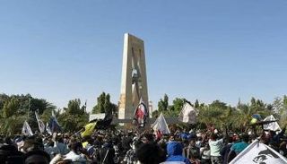 المحتجون السودانيون أمام القصر الرئاسي