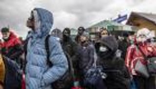 بث مباشر.. الأوكرانيون يعبرون الحدود إلى بولندا في اليوم الخامس للحرب