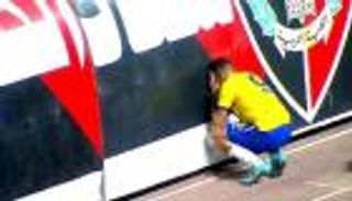الدوري المصري.. لماذا اختبأ لاعب الإسماعيلي خلف مقاعد البدلاء؟ (فيديو)