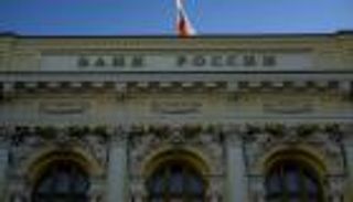 لدعم الروبل.. بوتين يحظر تصدير النقد الأجنبي فوق 10 آلاف دولار