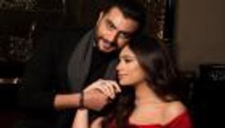 هاجر أحمد تشعل السوشيال ميديا.. ورود ورسالة رومانسية (فيديو)