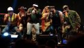 "فيليدج بيبول" تبهر زوار إكسبو 2020 دبي بموسيقى الزمن الجميل (صور)