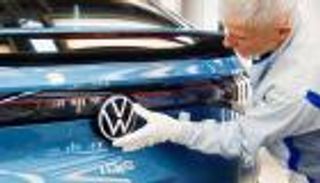 الحرب الروسية تربك حسابات شركات السيارات.. غموض التسليم