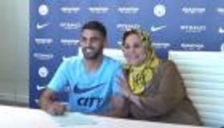 صور.. رياض محرز يبني مسجداً في الجزائر