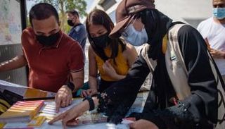 متطوعة تساعد زوار الحدث الدولي إكسبو 2020 دبي