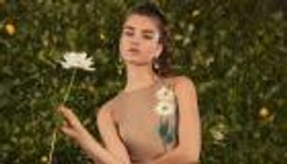 النقوش الفنية موضة النساء في الربيع.. إطلالة جذابة