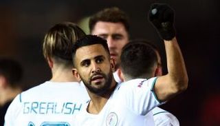 رياض محرز يحتفل بهدفه