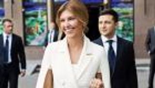 كاتبة السيناريو التي رسمت ابتسامة زيلينسكي.. من هي زوجة رئيس أوكرانيا؟