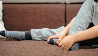 تململ الساقين يمنع الطفل من النوم المريح