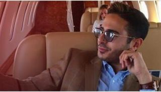 مشهد من مسلسل "محتال تيندر" على نتفليكس