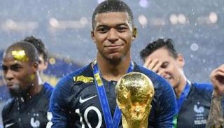 كليان مبابي لاعب منتخب فرنسا وباريس سان جيرمان