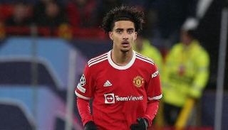 زيدان إقبال لاعب مانشستر يونايتد