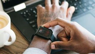 ساعة موبفوي الذكية تهتم بالمستشعرات الحيوية 