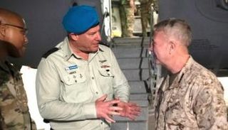 الجنرال كينيث ماكينزي لدى وصوله إسرائيل
