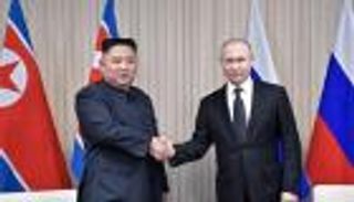 مملكة الناسك وقيصر روسيا.. تاريخ متشابك في عزلة تشتد 