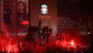  حدث نادر.. هل تشجع جماهير ليفربول مانشستر يونايتد في الديربي؟