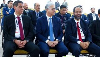 رئيس الحكومة الجديدة برفقة أعضاء بالحكومة في البرلمان