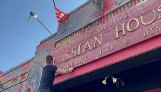 مالك مطعم في أمريكا يزيل كلمة روسي   