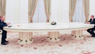 شولتز وبوتين خلال لقاء سابق في موسكو