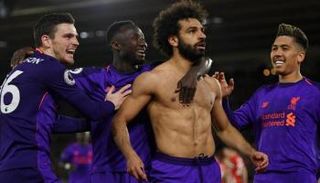 صلاح يحتفل مع زملائه