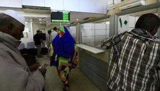متعاملون داخل مصرف فيصل الإسلامي في الخرطوم