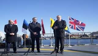 وزراء الدفاع بريطانيا والنرويج والسويد خلال المناورات