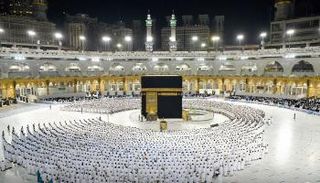 جموع المصلين تؤدي صلاة الفجر بالمسجد الحرام دون
