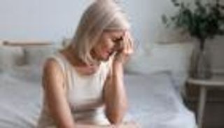 انقطاع النفس أثناء النوم وآلام المفاصل.. مخاطر تهدد النساء بعد هذه السن
