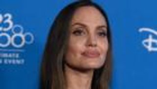 أنجلينا جولي توقع صفقة فنية جديدة.. البداية "بدون دم"