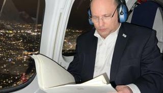 بينيت على متن إحدى الطائرات خلال سفره