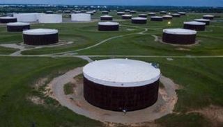 خزانات لاحتياطي النفط الأمريكي في كاشينغ بأوكلاهوما - أ ف ب