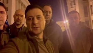 الرئيس الأوكراني وأعضاء في حكومته في فيديو مسجل من كييف ينفي هروبه