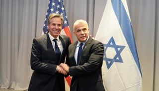 جانب من اللقاء بين لابيد وبلينكين في لاتفيا