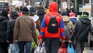 أوكرانيون وجنسيات مختلفة في أوكرانيا خلال المغادرة