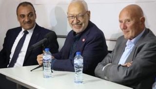 راشد الغنوشي رئيس حركة النهضة وسط الصورة