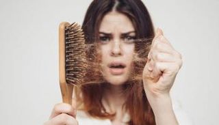 يجب استشارة الطبيب لمعرفة سبب تساقط الشعر