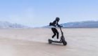 سكوتر كهربائي بمحركين للطرق غير الممهدة.. كم سعره؟