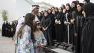 محمد بن زايد يؤكد أهمية دور المرأة في تنشئة أجيال "صالحة وواعية"