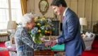 "رسالة خفية" لدعم أوكرانيا خلال لقاء الملكة إليزابيث مع ترودو