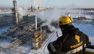 عامل في منشأة نفطية لروسنف الروسية -أرشيفية