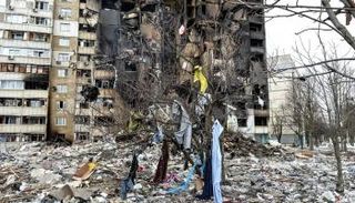 مبنى سكني متضرر من الحرب الروسية الأوكرانية - أ.ف.ب